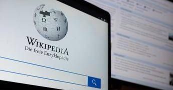 Intelligenza artificiale, fondatore di Wikipedia: “Non è affidabile per scrivere articoli”