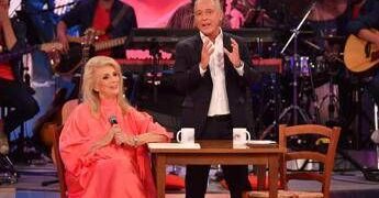 Iva Zanicchi scrive a De Martino: “Rispondimi’. Il siparietto a ‘BellaMa’