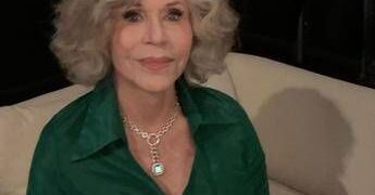 Jane Fonda contro Trump: “Tempi spaventosi e pericolosi negli Usa, fermiamo l’autoritarismo”