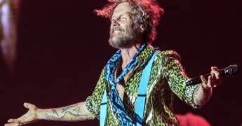 Jovanotti, è qui la festa: i 60 anni di Lorenzo, l’eterno ragazzo fortunato della musica italiana