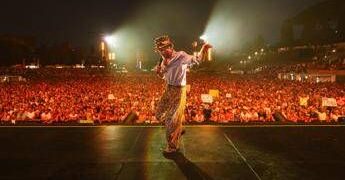 Jovanotti gladiatore col sorriso al Circo Massimo: “Il pessimismo è un lusso che non posso permettermi”