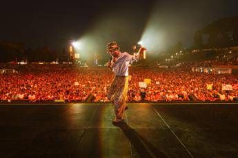 Jovanotti gladiatore col sorriso al Circo Massimo: “Il pessimismo è un lusso che non posso permettermi”