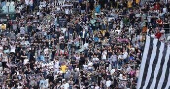 Juve-Atalanta, curva bianconera non rispetta minuto di silenzio per Mazzola e volta le spalle al campo