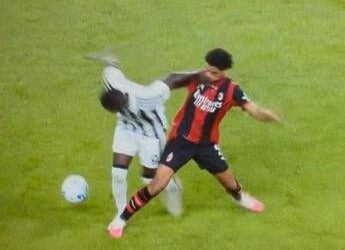 Juve-Milan 1-1, dubbi sul gol rossonero: De Winter fa fallo su Kolo Muani?