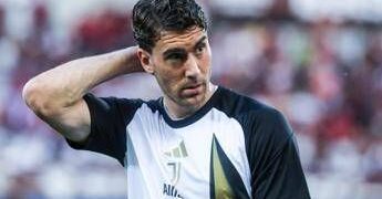Juventus, Vlahovic e il rinnovo mancato: “Tante bugie, non giocavo solo perché in scadenza…”