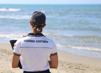 La Spezia, donna resta bloccata per ore su uno scoglio in mare: “L’abbiamo salvata, era in ipotermia”