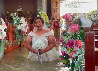 La chiesa è allagata ma il matrimonio ‘s’ha da fare’