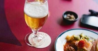 La classifica dei paesi con il più alto consumo di birra pro capite: vince la Repubblica Ceca, Italia via dalla top 20