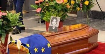 L’addio a Emma Bonino, oggi dalle 10 alle 19 riapre la camera ardente in Campidoglio