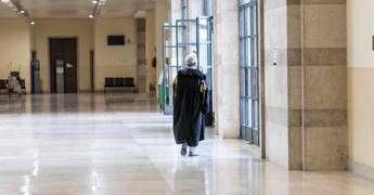 Lascia al nipote preferito un’eredità di 800mila euro ma gli altri non ci stanno: “Non vedeva bene, è stata guidata”
