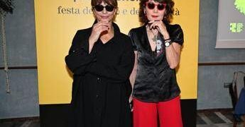Laura Morante racconta gli anni ’60, tra musica e illusioni
