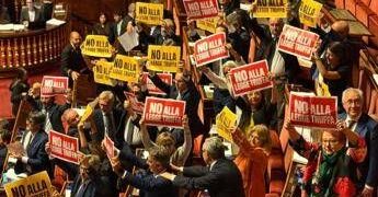 Legge elettorale, via libera del Senato. Protesta delle opposizioni in Aula