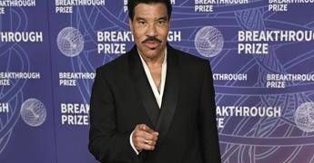 Lionel Richie ricoverato in terapia intensiva dopo il concerto (interrotto) di sabato sera
