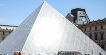 Louvre, appendono due quadri nella sala della Gioconda. Arrestati due tedeschi: “Stavamo scherzando”