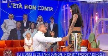 Lui ha 53 anni, lei 24: a La volta buona arriva la proposta di matrimonio a sorpresa