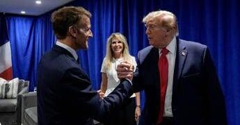 Macron vede Trump: “Colloqui costruttivi su Ucraina e Mar Rosso”. Oggi il tycoon incontra Zelensky