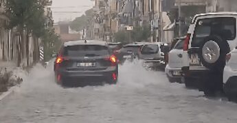 Maltempo in Toscana, bomba d’acqua su Empoli: 43 mm in mezz’ora, strade come fiumi