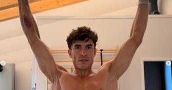 Marquez e la foto choc: il pilota mostra la spalla ‘deformata’
