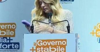 Meloni, la telefonata e il discorso interrotto a Bari: “È mia figlia, scusate…”