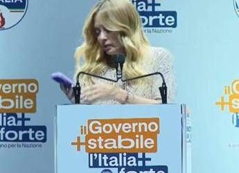 Meloni, la telefonata e il discorso interrotto a Bari: “È mia figlia, scusate…”