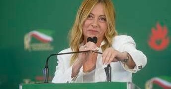 Meloni punge le opposizioni: “Non cantate ‘Bollo ciao’?”. E mette Vannacci nel mirino: “A scuola tetto a stranieri e stop al burqa”