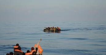Migranti, crollo di arrivi a Lampedusa. Il sindaco: “100mila nel 2023, quest’anno 10mila”