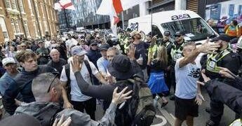 Migranti, nuove manifestazioni a Portsmouth: “L’immigrazione clandestina deve finire”