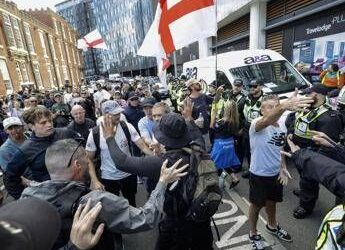Migranti, nuove manifestazioni a Portsmouth: “L’immigrazione clandestina deve finire”