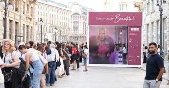 Milano Beauty Week, assalto ai pop up: lunghe code per profumi, esperienze skincare e make up