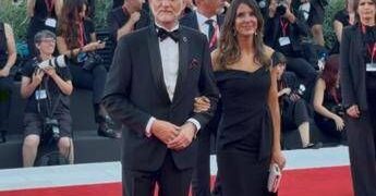 Mostra di Venezia, Giuli sul red carpet con pochette rossa e spilletta verde per la Palestina