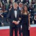 Mostra di Venezia, Giuli sul red carpet con pochette rossa e spilletta verde per la Palestina