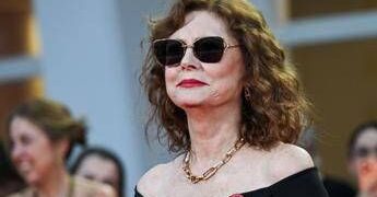 Mostra di Venezia, Susan Sarandon sul tappeto rosso con la spilletta ‘cessate il fuoco a Gaza’