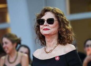 Mostra di Venezia, Susan Sarandon sul tappeto rosso con la spilletta ‘cessate il fuoco a Gaza’