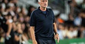 Mourinho show dopo il ko del Real: “C’erano due rossi” e mostra le foto in conferenza