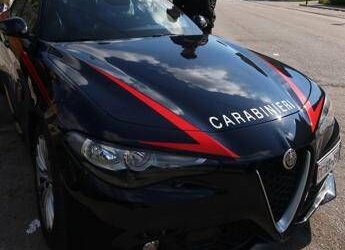 Napoli, tenta di uccidere la moglie: carabinieri fanno irruzione in casa e la salvano