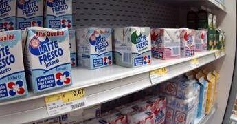 Nei supermercati è caccia ai prodotti scontati: il peso del caro vita sulla spesa degli italiani