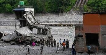 Nepal, cittadino cinese estratto vivo da un tunnel a 10 giorni dall’alluvione