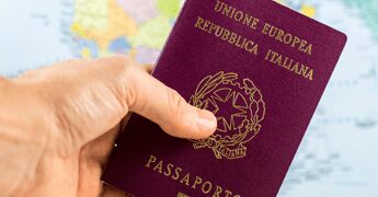 Non capisce l’italiano, il sindaco ‘congela’ la consegna della cittadinanza
