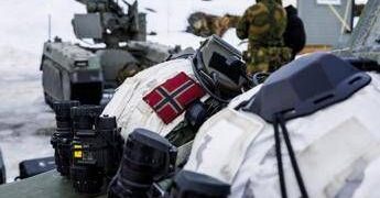 Norvegia, armi e artiglieria al confine con la Russia. Mosca minaccia “ulteriori misure”
