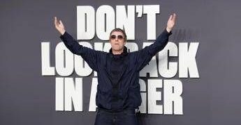 Oasis a Roma, Liam Gallagher scatenato sui social: le risposte (surreali) ai fan