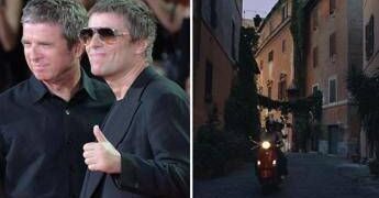 Oasis a Roma nel 2027, ecco l’indizio: spunta il video con Trastevere e la Vespa