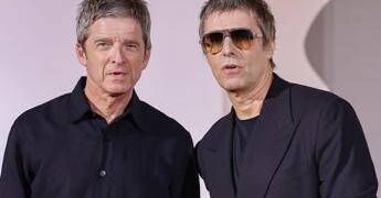 Oasis in tour, la guerra dei biglietti e i messaggi di Liam Gallagher: “Buona fortuna. Siate gentili e non cattivi”