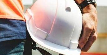 Ostia, operaio edile muore cadendo dal cestello della gru. L’altro si aggrappa al balcone: “Salvato dai condomini”