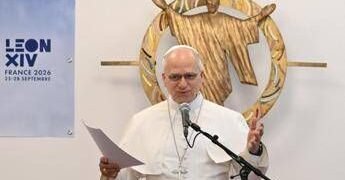 Papa Leone XIV in Francia, il messaggio da Parigi: “La storia non è scritta da chi si impone”