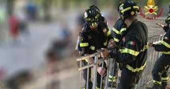 Paura a Pordenone, bimbo di 2 anni incastrato con la testa nella ringhiera del parco giochi: soccorso