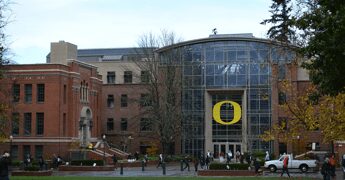 Phil Knight, co-fondatore della Nike, e la donazione record all’Università dell’Oregon: “Assegno da un miliardo di dollari”
