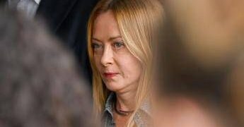 Poliziotti feriti a Roma, Meloni: “Aggressore subito libero, inaccettabile”