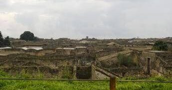 Pompei, si finge guida turistica e abusa di un 17enne in domus chiusa al pubblico: arrestato guardiano del Parco