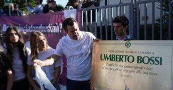 Pontida, Lega intitola pratone a Bossi. Salvini accolto da ovazione: “Si vince uniti”