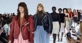 Prada, la gonna è un’ossessione e un invito alla contraddizione